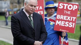 Un reporter de Sky News attire l'attention d'un manifestant anti-Brexit devant le Palais de Westminster, à Londres, le 15 novembre 2018 (photo d'illustration)