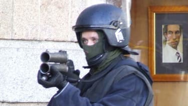 Illustration - un policier français tirant avec un flash-ball
