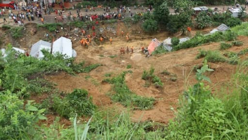 Des secouristes à l'oeuvre après un glissement de terrain à Chittagong, au Bangladesh, le 27 juin 2012