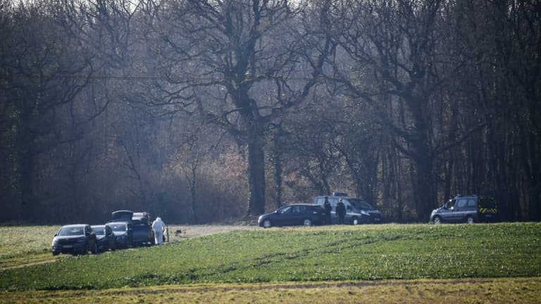 Un enquêteur médico-légal lors des recherches du couple Leslie Hoorelbeke et Kevin Trompat, au hameau des Haies, près de Virson, dans le département de la Charente-Maritime, le 4 mars 2023 Un enquêteur médico-légal lors des recherches du couple Leslie Hoorelbeke et Kevin Trompat, au hameau des Haies, près de Virson, dans le département de la Charente-Maritime, le 4 mars 2023