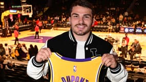 Antoine Dupont lors match NBA Lakers pendant un voyage à Los Angeles en mars 2024