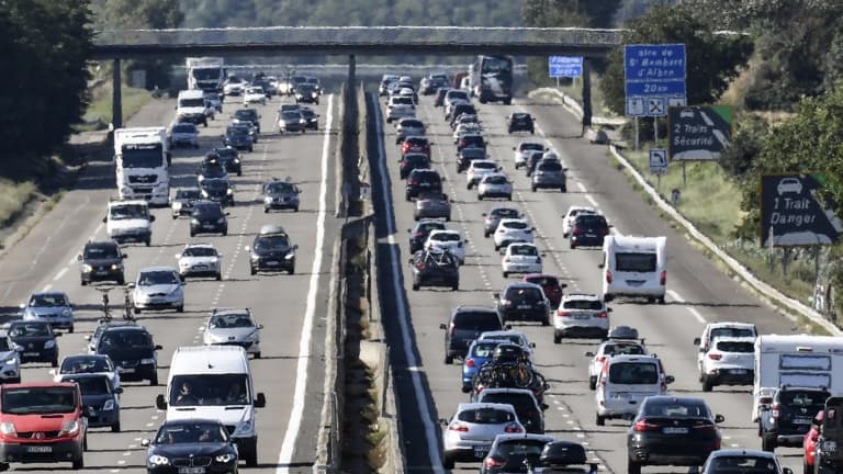 Des véhicules bloqués sur l'A7 entre Vienne et Valence le 12 août 2017 (image d'illustration)