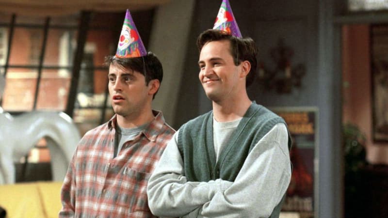 Matthew Perry (Chandler) et Matt LeBlanc (Joey) dans la série "Friends" (1994-2004) 