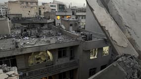 Des débris sur un immeuble après des frappes israélienne, à Téhéran, en Iran, le 13 juin 2025