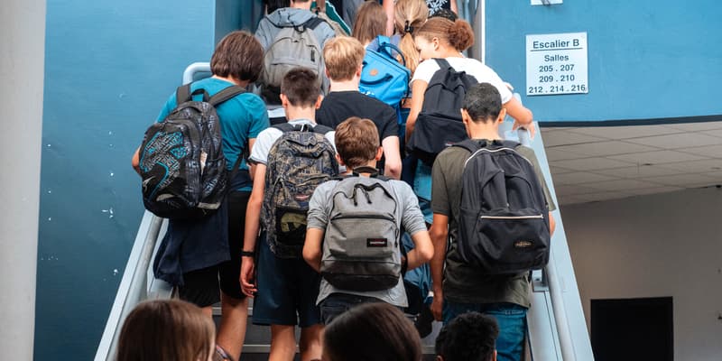 Des collégiens se rendent en classe au lendemain de la rentrée dans le collège Léonard de Vinci de Tournefeuille (Haute-Garonne), le 2 septembre 2025 (photo d'illustration)