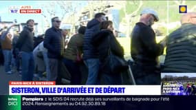 Paris-Nice: le peloton commence à traverser Sisteron devant une foule de spectateurs