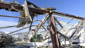 Le bâtiment détruit d'un entrepôt d'équipements agricoles à Mayfield, le 11 décembre après le passage de tornades historiques