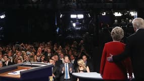 Hillary Clinton et Donald Trump à la fin du débat qui les a opposés dans la nuit de lundi à mardi.