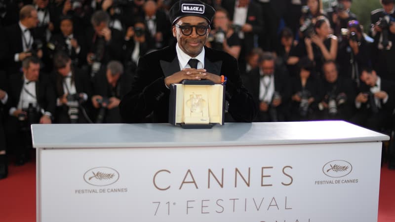 Le réalisateur Spike Lee pose avec son prix après avoir été récompensé pour BlacKkKlansman lors de la 71e édition du festival de Cannes, le 19 mai 2018.