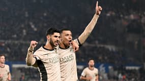 Marco Asensio et Kylian Mbappé célèbrent un but du PSG en février 2024