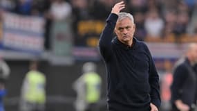 Mourinho fait taire des chants racistes des supporters de la Roma (02/04/2023)