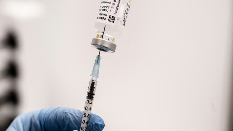 Préparation d'une injection avec le vaccin AstraZeneca à Copenhague le 11 février 2021