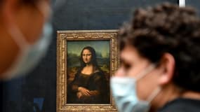 Des visiteurs devant le tableau de La Joconde, au Louvre, le 19 mai 2021 à Paris