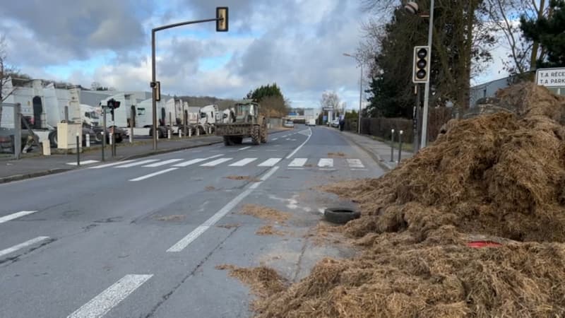 Un tracteur participant au blocage des agriculteurs de la centrale d'achat de E.Leclerc à Lisieux (Calvados) le 30 janvier 2024.