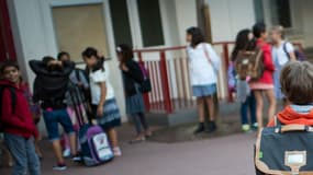 Un enfant dans une cour d'école (photo d'illustration)