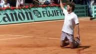 Gustavo Kuerten entre dans la légende de Roland-Garos en 2001 après un troisième succès à la porte d'Auteuil