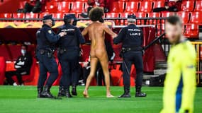 L'homme nu a été évacué du stade par les policiers