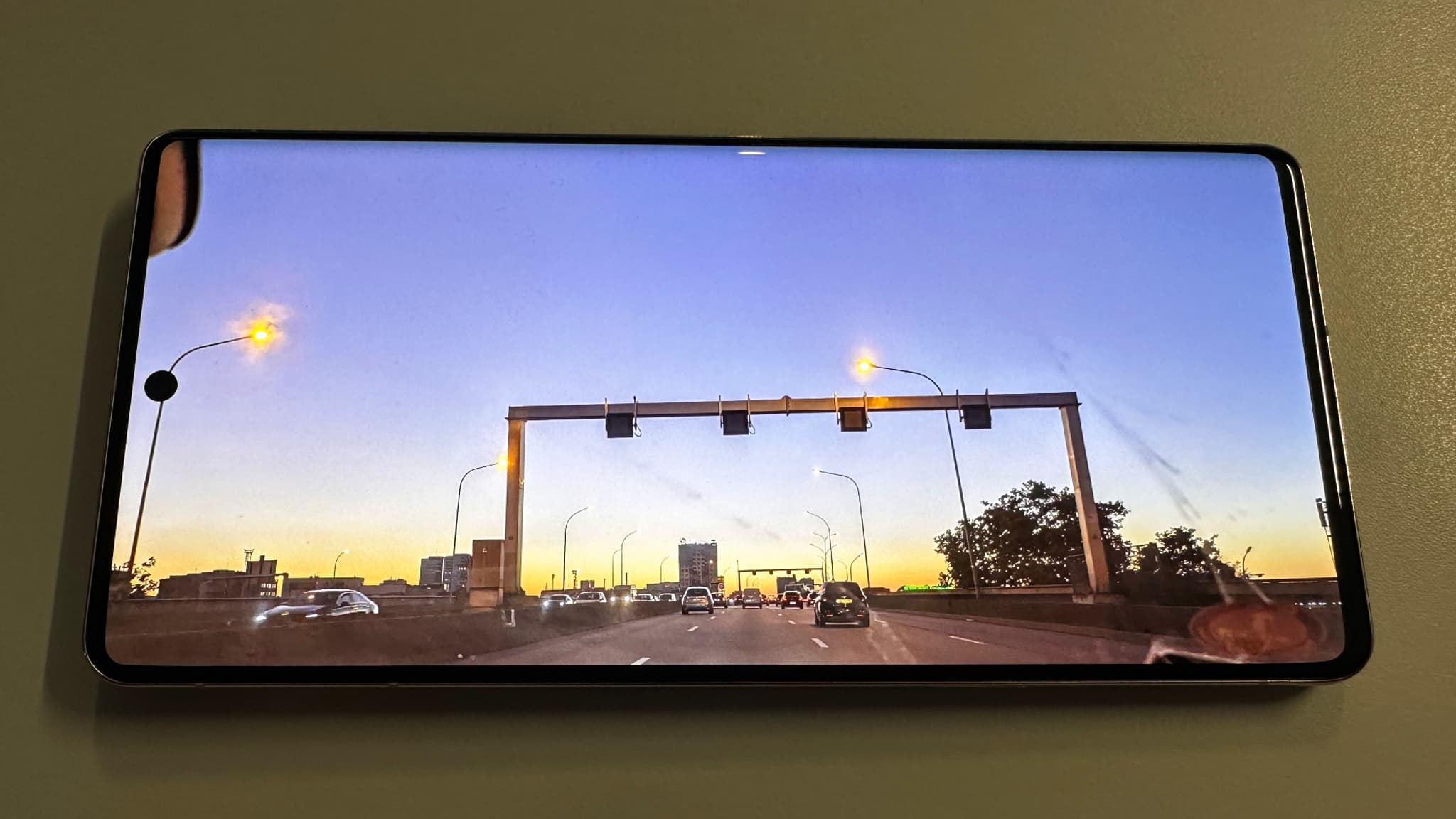 L'écran OLED du Google Pixel 7 Pro est lumineux et rend parfaitement les couleurs. L'écran OLED du Google Pixel 7 Pro est lumineux et rend parfaitement les couleurs.
