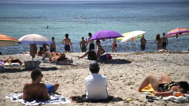Des vacanciers en train de profiter de la plage à Ajaccio le 21 mai 2020, en pleine épidémie de coronavirus.