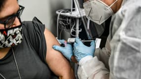 Heather Lieberman, volontaire pour tester un vaccin anti Covid-19 en Floride, lors de son injection dans un centre de recherche le 13 août 2020. (Photo d'illustration)