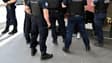 Des agents de la police nationale contrôlent des suspects lors d'une opération antidrogue visant à lutter contre le trafic de stupéfiants dans le quartier de la Guillotière à Lyon, le 19 mai 2026. 