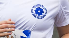 Un t-shirt du Bleuet de France, lors d'une course au profit de l'institution aux Invalides à Paris le 5 mai 2024.