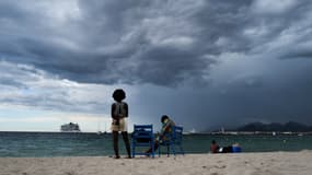 Des personnes sur la plage, à Cannes (Côté d'Azur), le 14 mai 2023. 