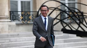 Le ministre de l'Intérieur Bruno Retailleau quitte le Palais présidentiel de l'Elysée après la réunion hebdomadaire du conseil des ministres, le 12 juin 2025.
