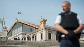 Un policier devant la gare Saint-Charles, à Marseille, le 1er octobre 2017. (Photo d'illustration)