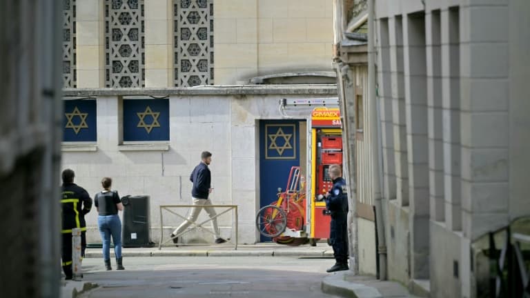 La police et les pompiers près de la synagogue de Rouen, le 17 mai 2024