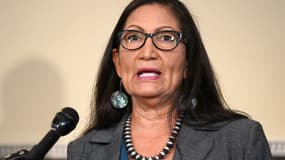 Deb Haaland est l'une des premières femmes amérindiennes à siéger au Congrès américain.