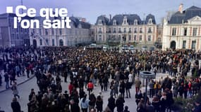 Une foule rassemblée devant la mairie de Poitiers après les attentats du 13 novembre 2015, le 16 novembre 2015