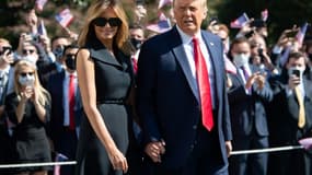 Le président américain Donald Trump et son épouse Melania Trump s'apprêtent à embarquer à bord de Marine One pour se rendre au Tennessee, le 22 octobre 2020 à la Maison Blanche, à Washington