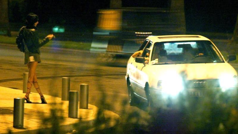 L'engagement de campagne de François Hollande d'abroger le délit de racolage passif sera tenu et inclus dans une proposition de loi globale sur la prostitution et la traite, affirme samedi Najat Vallaud-Belkacem, ministre des Droits des femmes, dans Le Pa