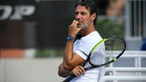 L'entraîneur français Patrick Mouratoglou supervise une séance d'entraînement dans l'académie de tennis éponyme basée à Biot, près de Nice, le 23 septembre 2021