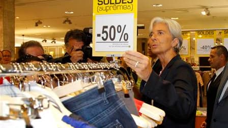 Christine Lagarde a assisté à Paris au lancement des soldes d'été, une période qui contribue selon elle à l'attractivité de la France dans un contexte de crise. /Photo prise le 30 juin 2010/REUTERS/Benoît Tessier