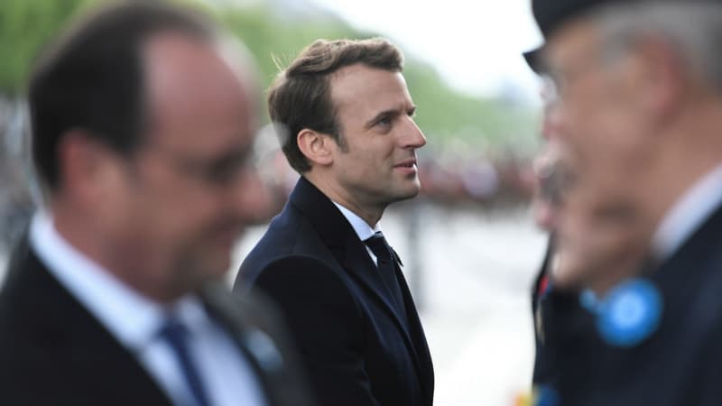 Le président sortant François Hollande et le président élu Emmanuel Macron, lors des commémorations du 8 mai 1945, le 8 mai 2017 à Paris. 