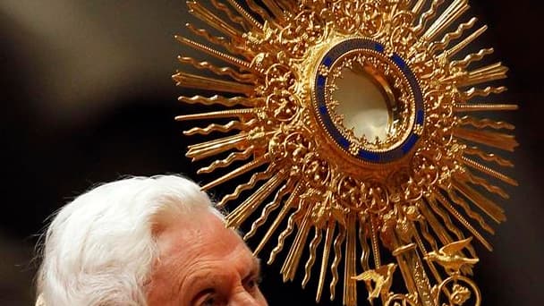 Lors de son homélie du Nouvel An, le pape Benoît XVI a déclaré que l'humanité était confrontée à un défi décisif, celui d'"éduquer les jeunes à la justice et à la paix" pour éviter une répétition des tragédies et des conflits du passé. /Photo prise le 1er