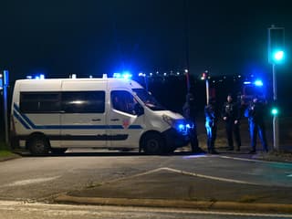 Des CRS bloquent une route près d'un camp de migrants où deux gardes de sécurité et deux migrants ont été abattus, près de Dunkerque, le 14 décembre 2024, dans le Nord.