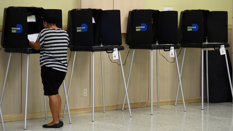 Une femme vote à Miami, en Floride, le 15 mars, pour les primaires présidentielles.