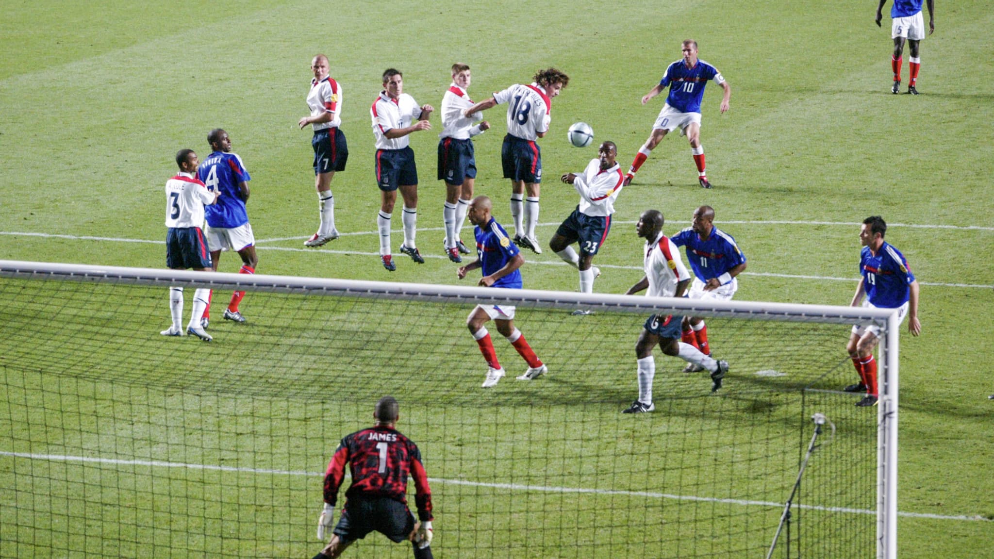 Le but sur coup-franc (avant le but sur penalty) de Zinédine Zidane lors de France-Angleterre à l'Euro 2004