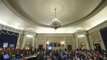 Vue générale de la salle d'audition publique de l'enquête en vue de la procédure de destitution de Donald Trump, Washington, 19 novembre 2019
