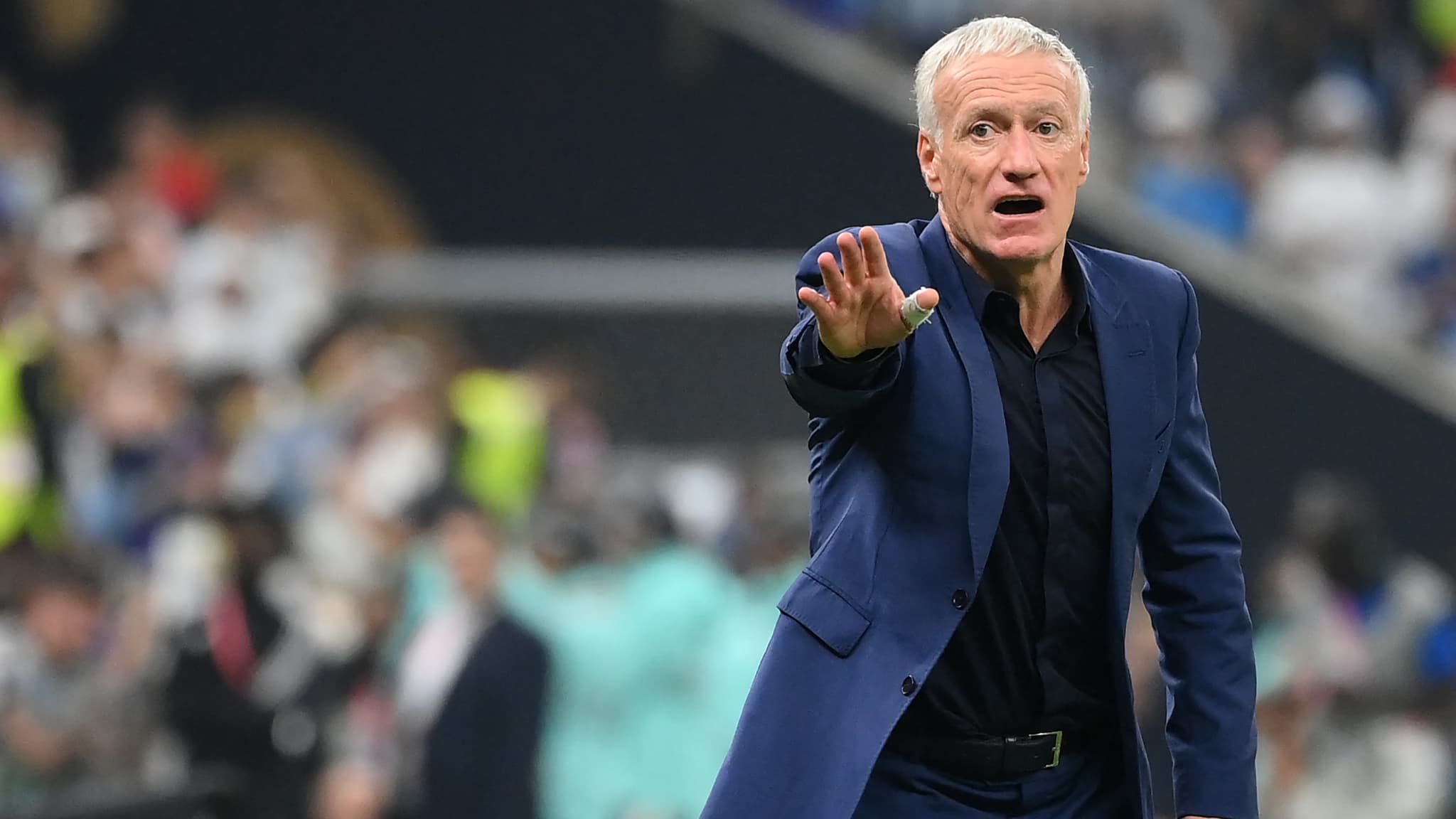 Didier Deschamps avec un bandage au pouce droit lors de la finale entre la France et l'Argentine, le 18 décembre 2022. Didier Deschamps avec un bandage au pouce droit lors de la finale entre la France et l'Argentine, le 18 décembre 2022.