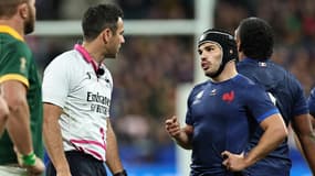 Antoine Dupont et l'arbitre Ben O'Keeffe pendant le quart de finale de Coupe du monde France-Afrique du Sud