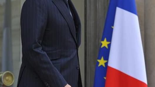 François Fillon a sonné mardi la charge contre les socialistes qui prédisent selon lui la perte par la France du "triple A" de la dette française, les accusant de faire le jeu des agences de notation. /Photo prise le 7 novembre 2011/REUTERS/Philippe Wojaz