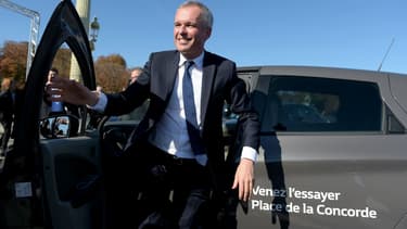 Le ministre de la Transition énergétique François de Rugy, descendant d'une voiture électrique début octobre à Paris.