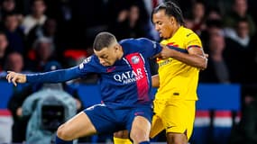 Kylian Mbappé bien pris par Jules Koundé lors de PSG-Barça, le 10 avril 2024