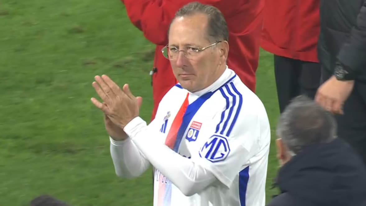 Le président de l'Olympique lyonnais John Textor avec le maillot lyonnais, 10 novembre 2024