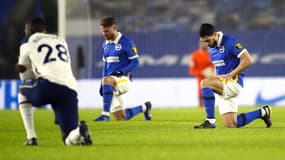 Neal Maupay, genou à terre avant un match de Premier League contre Tottenham