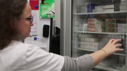 Une pharmacienne dans le Bas-Rhin avec des vaccins contre la grippe.